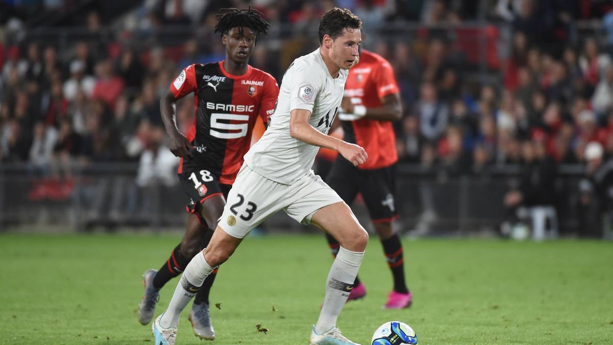 Ein Jahr nach der Vertragsverlängerung auf Schalke schloss sich Draxler dann doch dem VfL Wolfsburg an, ehe es ihn schon ein Jahr später nach Paris verschlug. Dort pendelt er seit drei Jahren zwischen Bank und Startelf, auch unter Coach Thomas Tuchel veränderte sich seine Situation bisher nicht