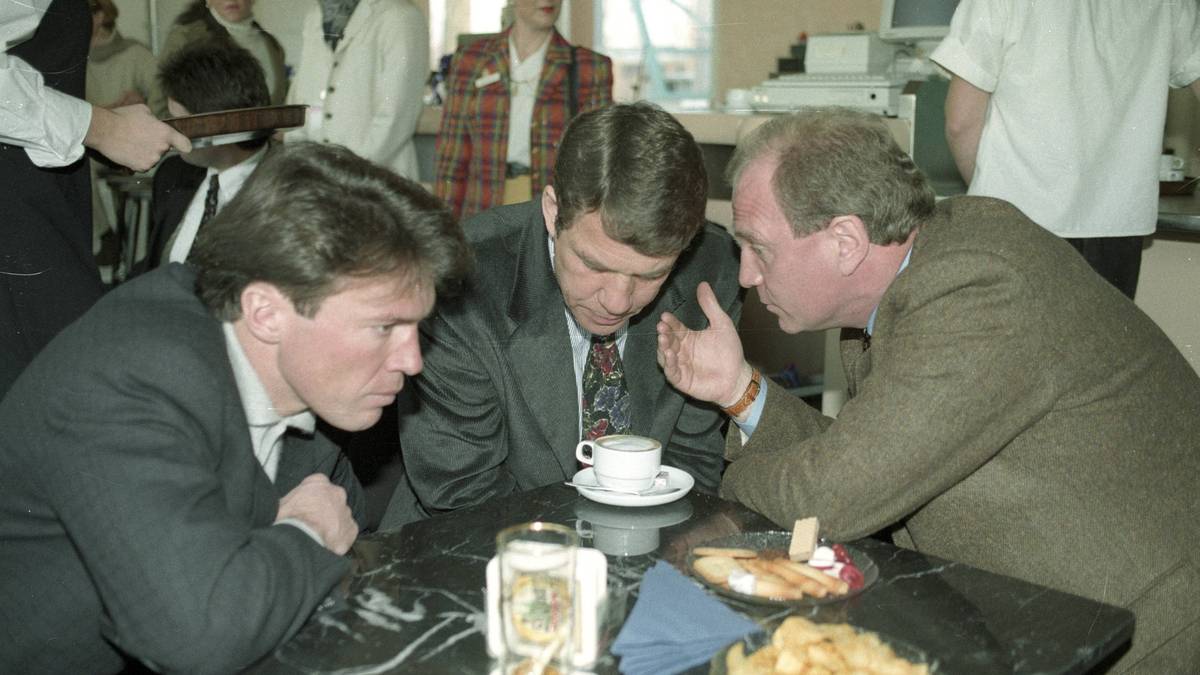 Otto Rehhagel (M.), 14 Jahre lang die Trainerinstitution der Bremer, lässt sich 1995 zum großen Rivalen locken. Werder verliert damit den Erfolgscoach, mit dem der Klub Bayern 1988 und 1993 zweimal den Titel wegschnappen konnte