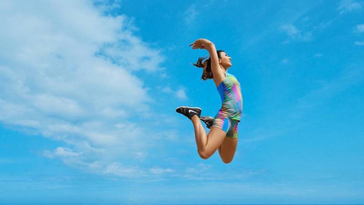 Robert Lewandowskis Frau Anna Lewandowska arbeitet am Strand an ihrer Bikini-Figur und macht sich mit Luftsprüngen fit