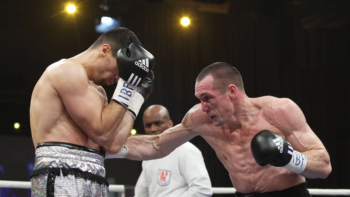 Drei Mal verteidigt Sebastian Sylvester den Titel, unterliegt aber 2011 gegen Daniel Geal durch Split Decision