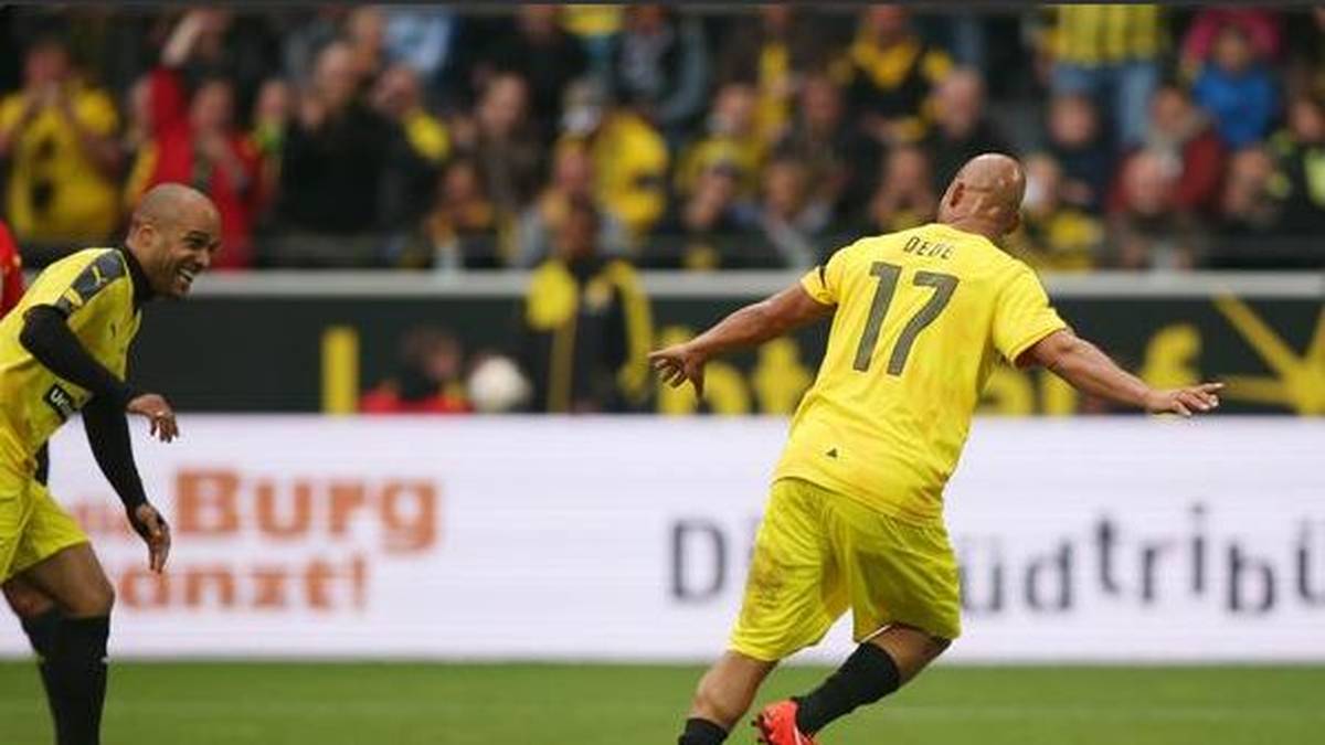 Es sind viele alte Bekannte gekommen zu Dedes Ehren. David Odonkor etwa...