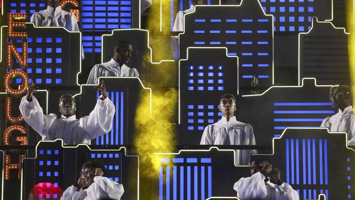 Doch ein großes Spektakel blieb aus. Laut Produzentin Jesse Collins wollte sich der Kanadier mehr auf die Musik und weniger auf die Performance konzentrieren, was für Unmut unter den Fans sorgte. 