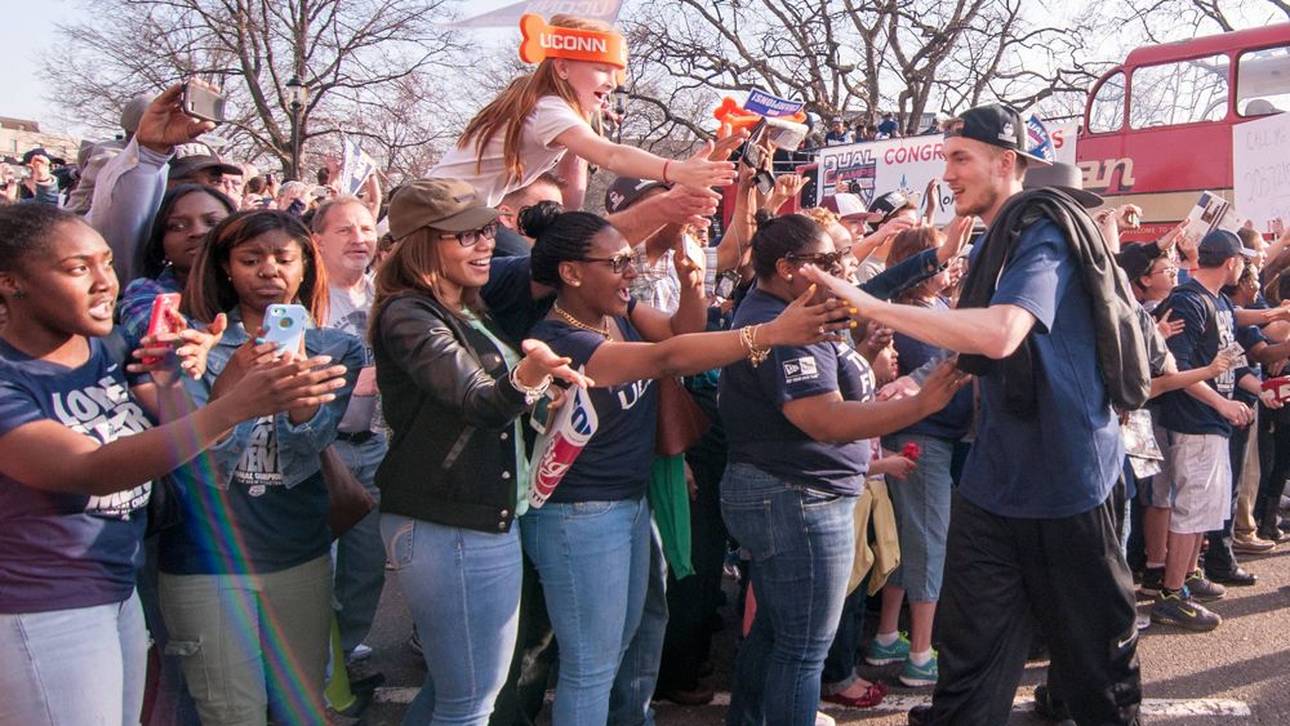 Niels Giffey bei der Parade nach der Meisterschaft