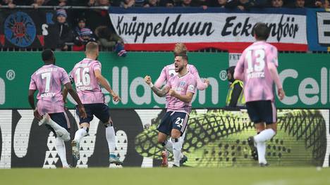 KIEL, GERMANY - NOVEMBER 09: The Players of Hamburger SV celebrate after scoring their first goal during the Second Bundesliga match between Holstein Kiel and Hamburger SV at Holstein-Stadion on November 09, 2019 in Kiel, Germany. (Photo by Cathrin Mueller/Bongarts/Getty Images)