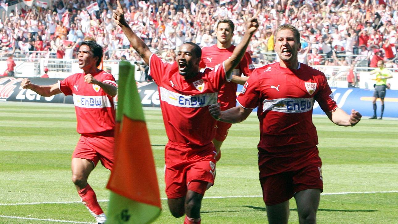 Die Stuttgarter Pavel Pardo, Cacau, Matthieu Delpierre (hinten) und Thomas Hitzlsperger feiern am 34. Spieltag der Bundesliga-Saison 2006/07 die Deutsche Meisterschaft