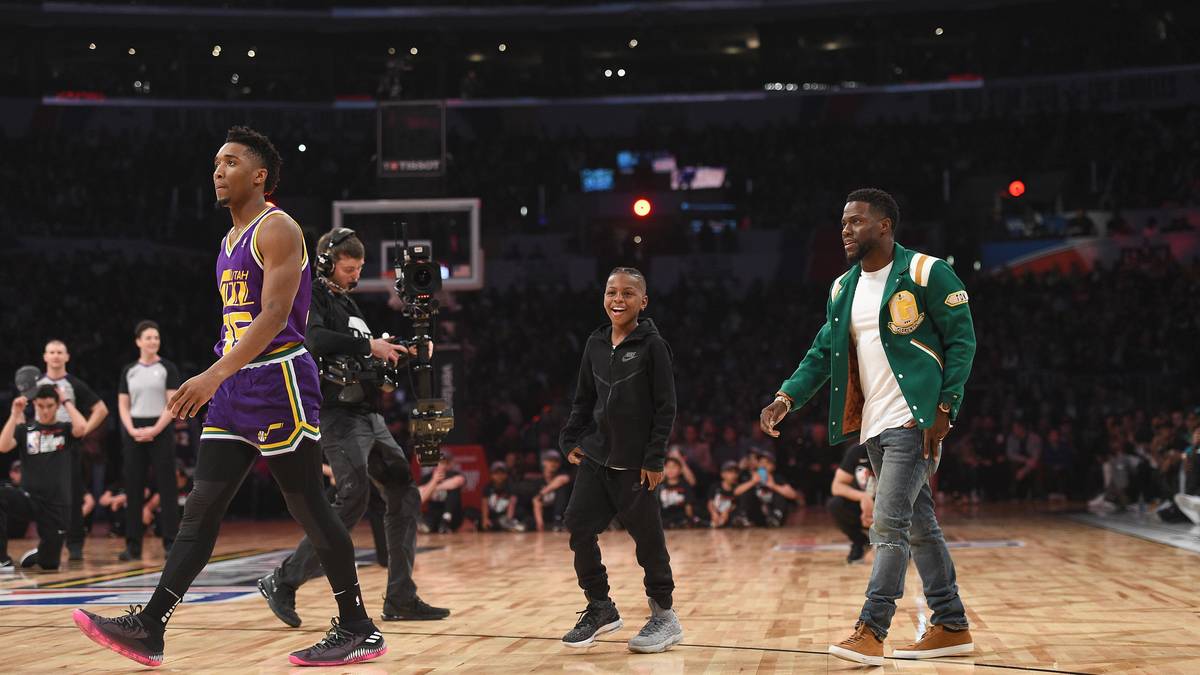 Dann sprang der Utah-Star im Retro-Jersey von Darrell Griffith aka "Dr. Dunkenstein" und entsprechend kurzen Shorts über seine Schwester Jordan, Comedian Kevin Hart und dessen Sohn