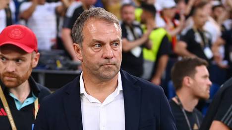 Die deutsche Nationalmannschaft muss die nächste bittere Pleite hinnehmen. Aus Spielerkreisen wird die Kritik am Spielsystem unter Hansi Flick lauter - grundsätzlich stellen sich die Profis aber hinter den Bundestrainer.