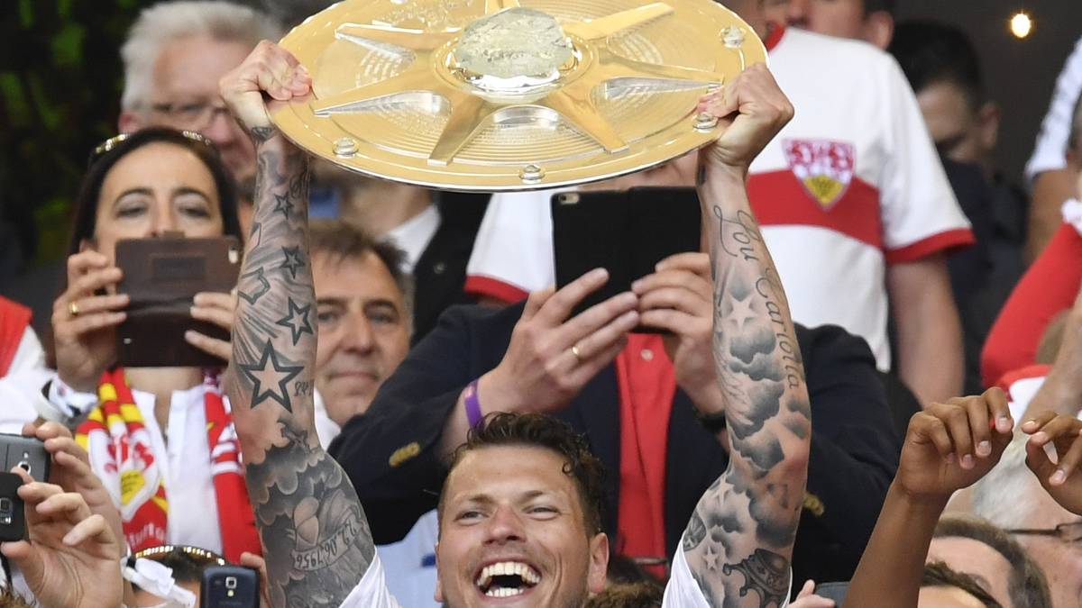 Auch Daniel Ginczek erfreut sich an der Schale
