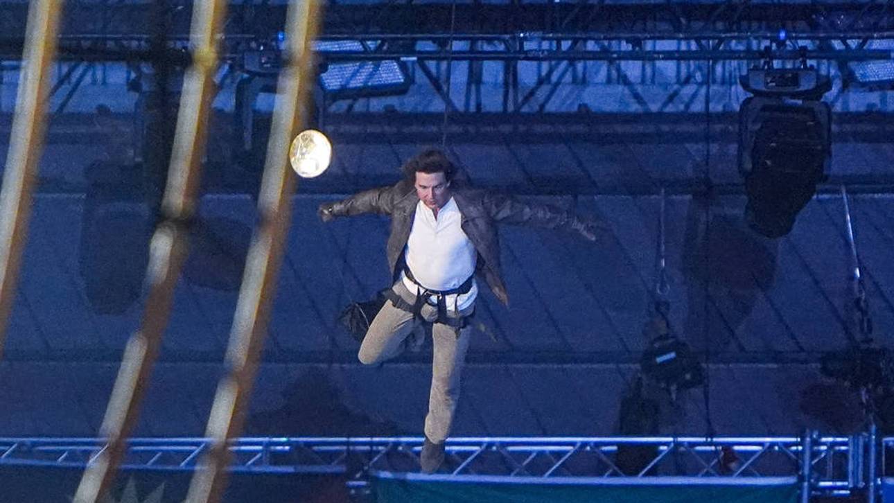 Tom Cruise überrascht mit Stunt vom Dach des Stade de France