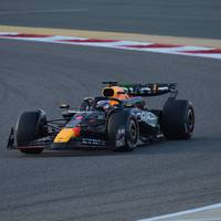 Weltmeister Max Verstappen gibt zu Beginn der Testfahrten für die neue Formel-1-Saison sofort wieder das Tempo vor.