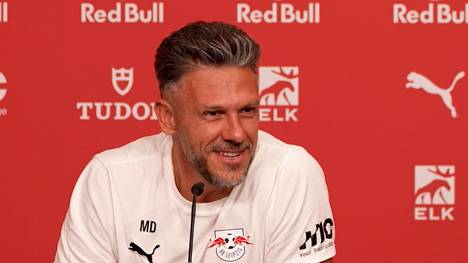 Vor dem schweren Auswärtsspiel bei Bayer Leverkusen wird Martín Demichelis auf seinen Aberglauben angesprochen. Der Leipzig-Trainer sorgt mit seiner Antwort auf der PK für große Erheiterung.