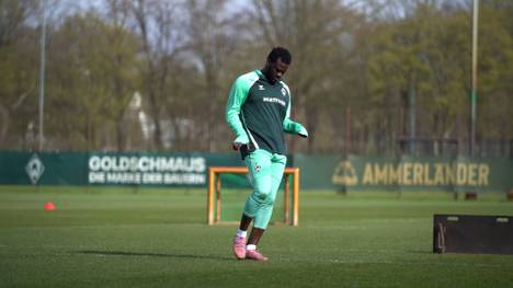 Der überraschende Auftritt von Victor Boniface im Training von Werder Bremen sorgt bei den Fans für Irritationen. Der Fitness-Zustand des lange verletzten Angreifers wirft Fragen auf.
