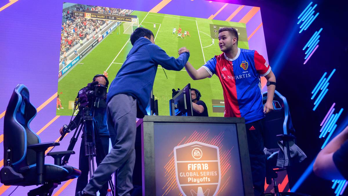 PLATZ 5 - THESTRXNGER (FC BASEL): Der Deutsche Meister ist einer der konstantesten Gamer in FIFA 18. Seine ruhige und taktisch variable Spielweise liegt vielen Gegnern nicht. Für den Platz im Grand Final musste er seinen Teamkollegen Florian "Cody" Müller in Amsterdam aus dem Turnier kicken