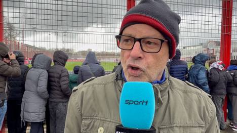 Während des öffentlichen Trainings blicken die Bayern-Fans auf die kommende Fußball-Weltmeisterschaft und sprechen über Jamal Musialas WM-Chancen.