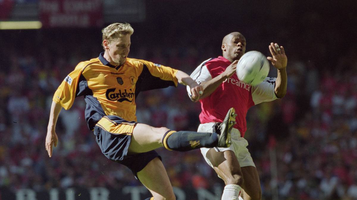 STEPHANE HENCHOZ: Der gelernte Innenverteidiger (l.) begann seine Karriere 1992 beim Schweizer Traditionsverein Xamax Neuchatel. von 1995 bis 1997 spielte er auch mal für den Hamburger SV (49 Einsätze) Für die Reds trug Henchoz 135 Mal das Trikot. 2008 beendete er bei den Blackburn Rovers seine aktive Karriere 