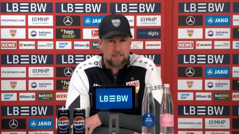 Sebastian Hoeneß sorgt vor dem Aufeinandertreffen mit dem FC Bayern für einen Lacher bei den anwesenden Reportern: Er kennt den Tabellenplatz des VfB nicht. 