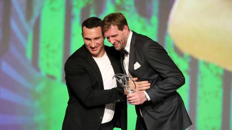 Wladimir Klitschko (l.) überreichte Dirk Nowitzki den Laureus Award für sein Lebenswerk