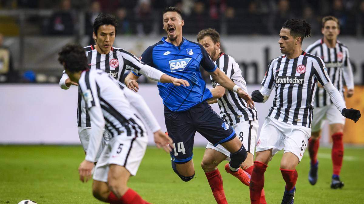 Immer mittendrin: Sandro Wagner. Der Torjäger der Kraichgauer muss in den Duellen mit den Frankfurtern ordentlich einstecken - so wie hier gegen Szabolcs Huszti