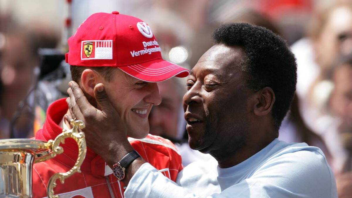 Champions unter sich: Im Jahr 2000 übergab Pelé beim Formel-1-Grand-Prix in Brasilien Sieger Michael Schumacher den Pokal. An Pelés Todestag, der 29. Dezember, jährt sich der tragische Ski-Unfall von Michael Schumacher.
