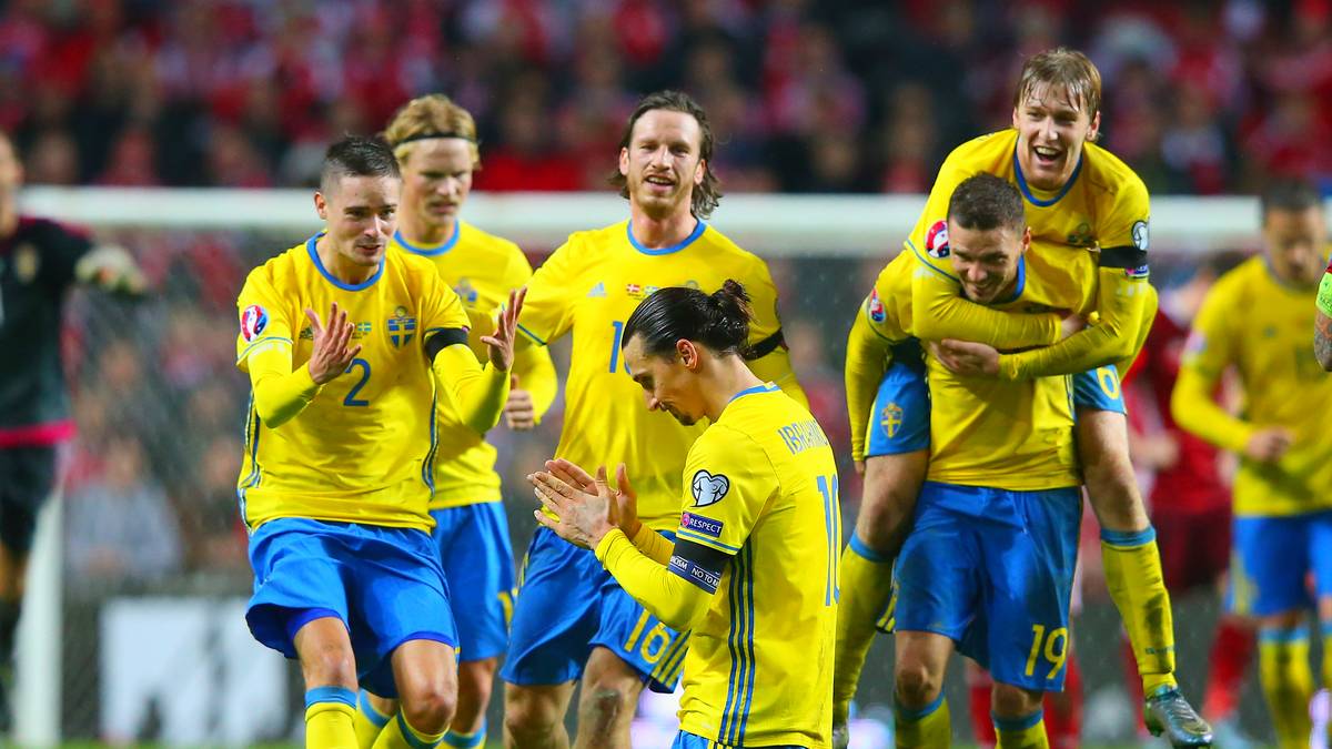 Nur zwei Jahre später machen es die Schweden besser. In den Playoffs zur EM in Frankreich geht es gegen Dänemark. Und wieder ist es Ibrahimovic, der das Schicksal seiner Mannschaft in die Hand nimmt. Der schwedische Superstar zeigt mit seinen drei Toren gegen den Nachbarn, dass er auch noch im Alter von 34 Jahren unersetzlich ist