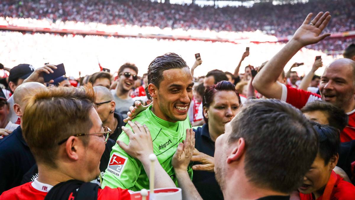 Mittendrin im Getümmel und überglücklich: Torwart Raphael Wolf