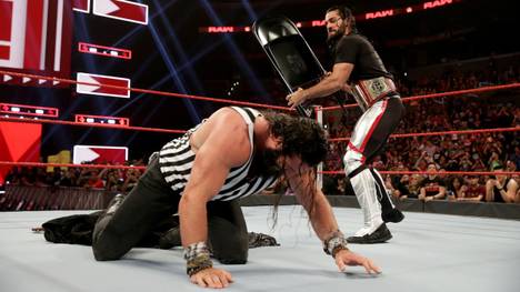 Seth Rollins (r.) schaltete bei WWE RAW mehrere potenzielle Ringrichter für Stomping Grounds aus