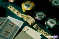 Live-Poker boomt. Die World Series of Poker 2023 ist dafür das beste Beispiel. 91 Events wurden insgesamt veranstaltet, bei zahlreichen Turnieren gab es Rekord-Teilnehmerzahlen. Auch das berühmte Main Event verzeichnete einen Rekord: 10.043 Pokerspieler registrierten sich für das berühmteste Pokerturnier der Welt. Der Sieger erhielt $12.1 Millionen Dollar, auch das ein Rekord. 

SPORT1 zeigt die Highlights von zahlreichen Bracelet Events wie der $25.000 Heads-Up Championship oder der legendären $50.000 Poker Players Championship. Im Mittelpunkt steht natürlich auch in diesem Jahr das Main Event mit spektakulären Dramen an den Tischen im Horseshoe Casino von Las Vegas.
