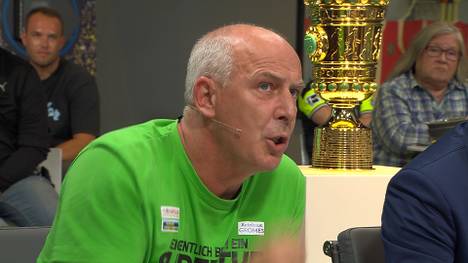 Das neue Trikot des BVB in der Champions League ist für viele gewöhnungsbedürftig. Auch Mario Basler lässt kein gutes Haar am neuen Jersey und kritisiert auch die BVB-Bosse für das Design.