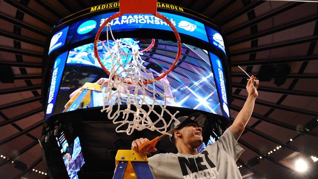 Nach dem Sieg gegen Michigan sicherte sich Napier ein spezielles Souvenir aus dem Madison Square Garden