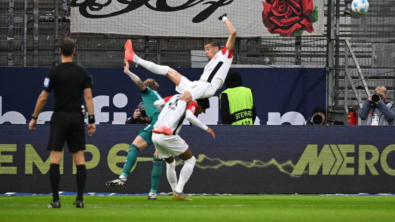 Frankfurts Hugo Ekitiké stürzte in dieser Szene gegen Augsburg übel