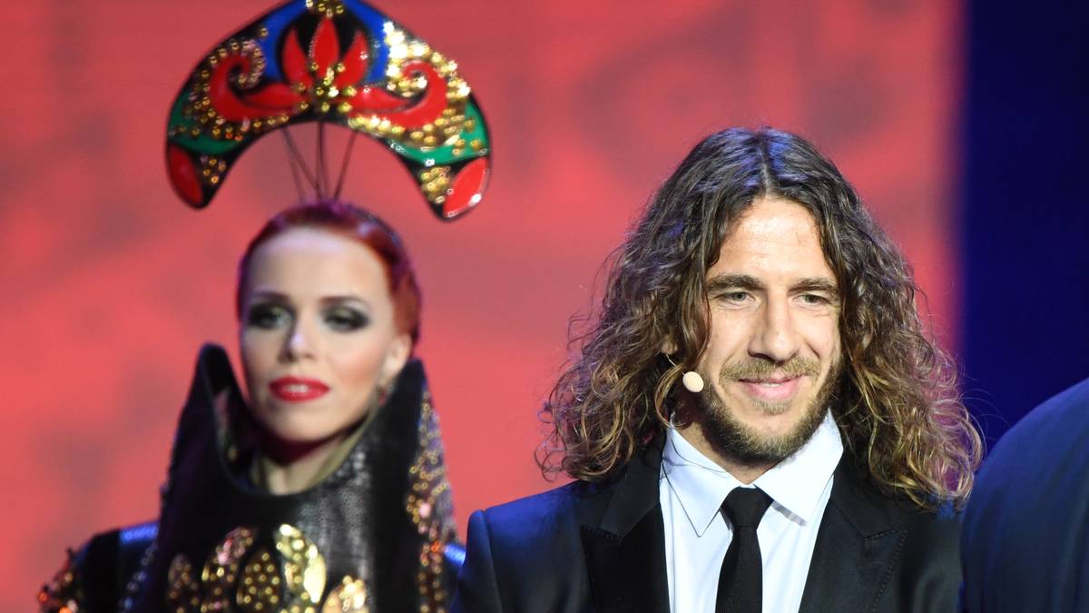 Und wer sticht hier mehr heraus? Die beeindruckende Mähne von Carles Puyol oder der Kopfschmuck der Begleiterin des ehemaligen spanischen Nationalverteidigers