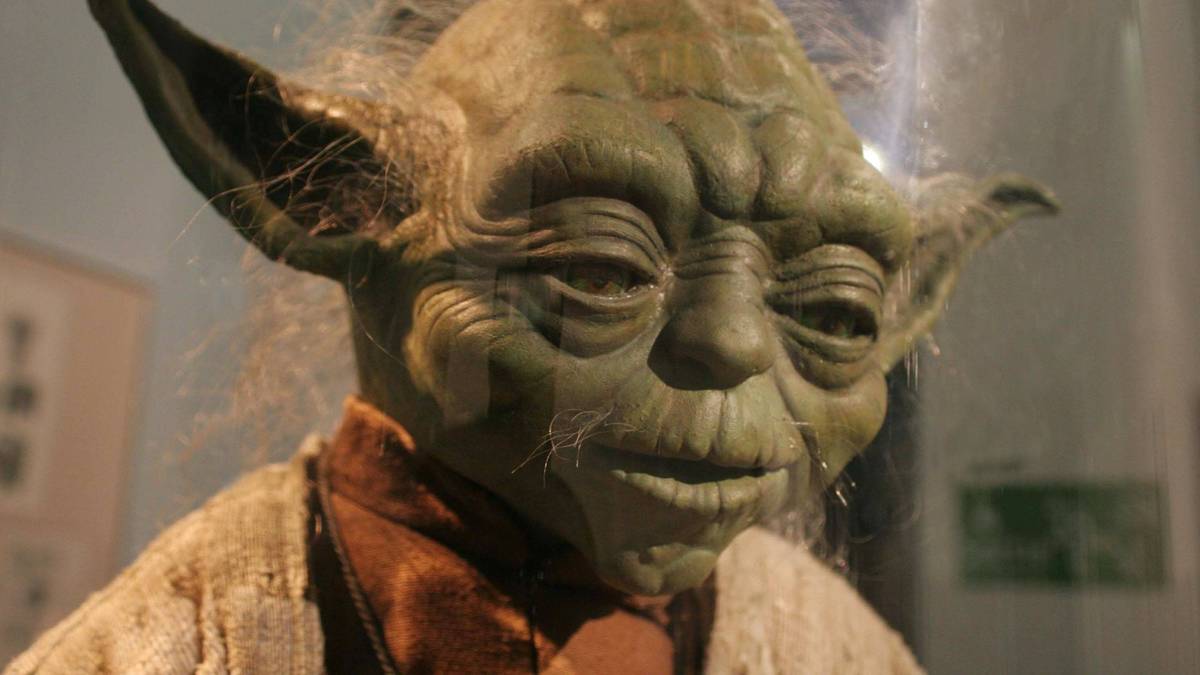 YODA: Nach seiner Statur sollte man den großen Jedi-Meister nicht beurteilen. Er ist Philosoph und Stratege der guten Sache. 1000 Jahre hat er Jedi-Ritter ausgebildet und auch keinen Kampf gescheut - wie gegen Count Dooku und den Imperator. Eine Star Wars-Legende!