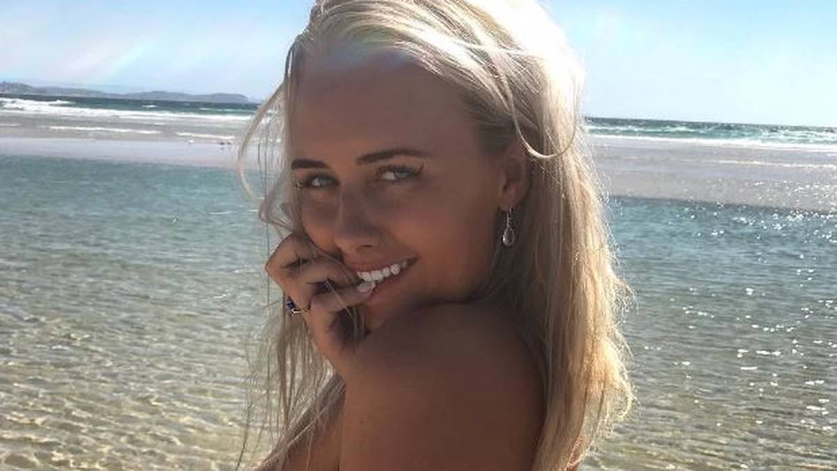 Während ihre Schwester Ellie-Jean bereits im Meer posiert