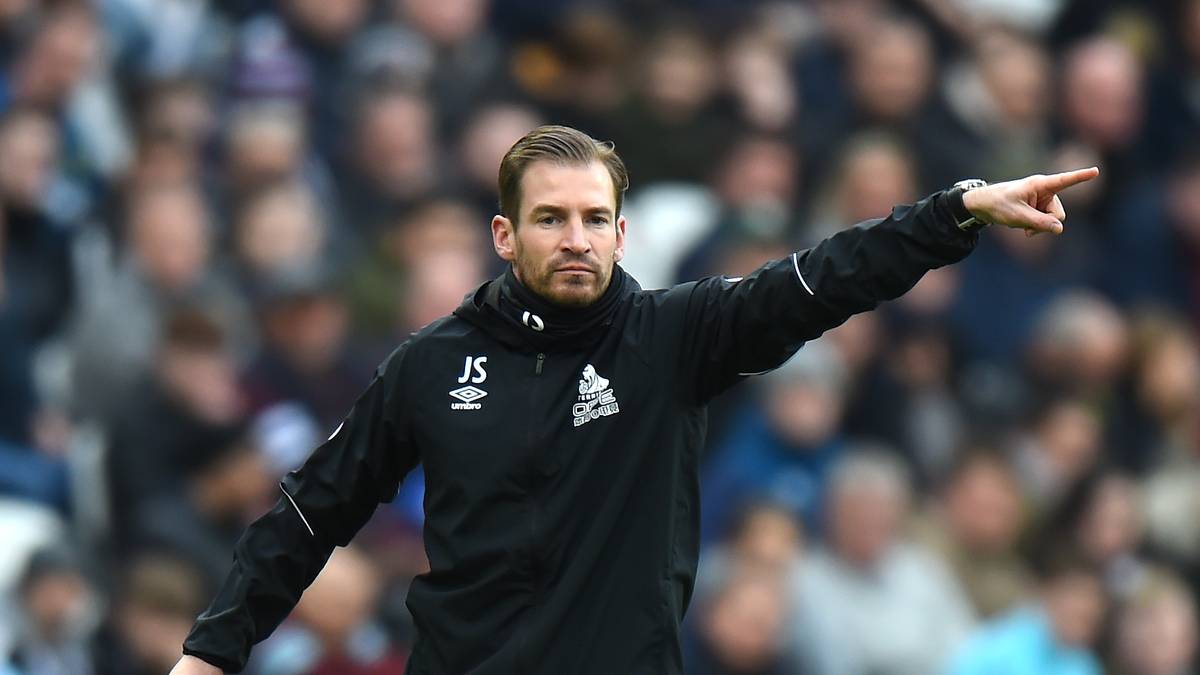 Auch der Wechsel auf der Trainerbank von David Wagner zu Jan Siewert ist bei Huddersfield ohne Wirkung geblieben: In acht Partien springt nur ein Sieg heraus - bei sieben Niederlagen! Das rettende Ufer ist 16 Punkte entfernt