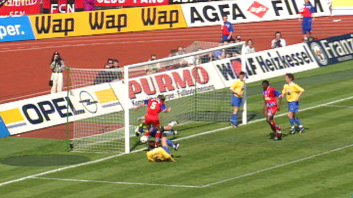 23. April 1994: Bayern-Verteidiger Thomas Helmer bugsiert den Ball nach einer Ecke am Nürnberger Tor vorbei, Schiedsrichter Osmers erkennt aber auf Treffer. Der Begriff "Phantomtor" wird geboren.