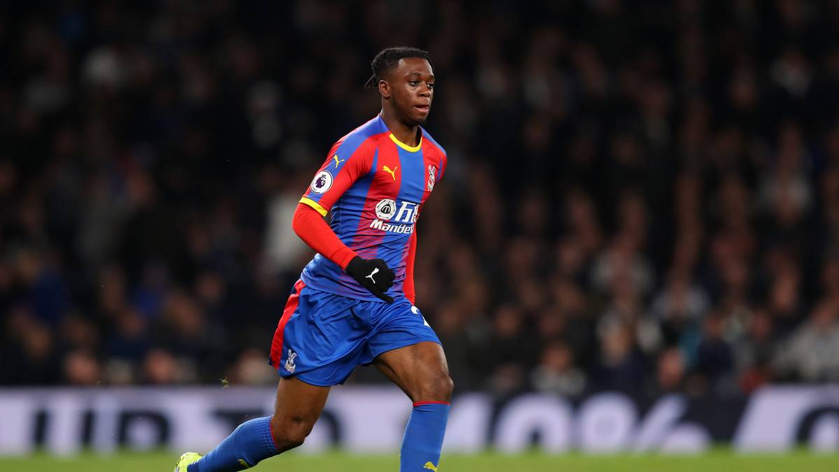 Für rechts hinten hat sich der englische Shooting-Star AARON WAN-BISSAKA empfohlen. Der Rechtsverteidiger von Crystal Palace hat in dieser Saison den Durchbruch geschafft und auch das Interesse des FC Bayern geweckt. Der 21-Jährige soll wohl 25 Millionen Euro kosten