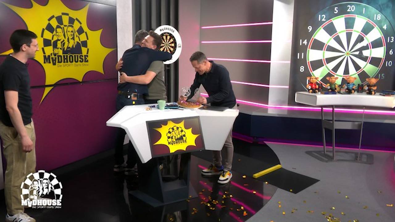 Plötzlich stehen zwei alte Bekannte im TV-Studio
