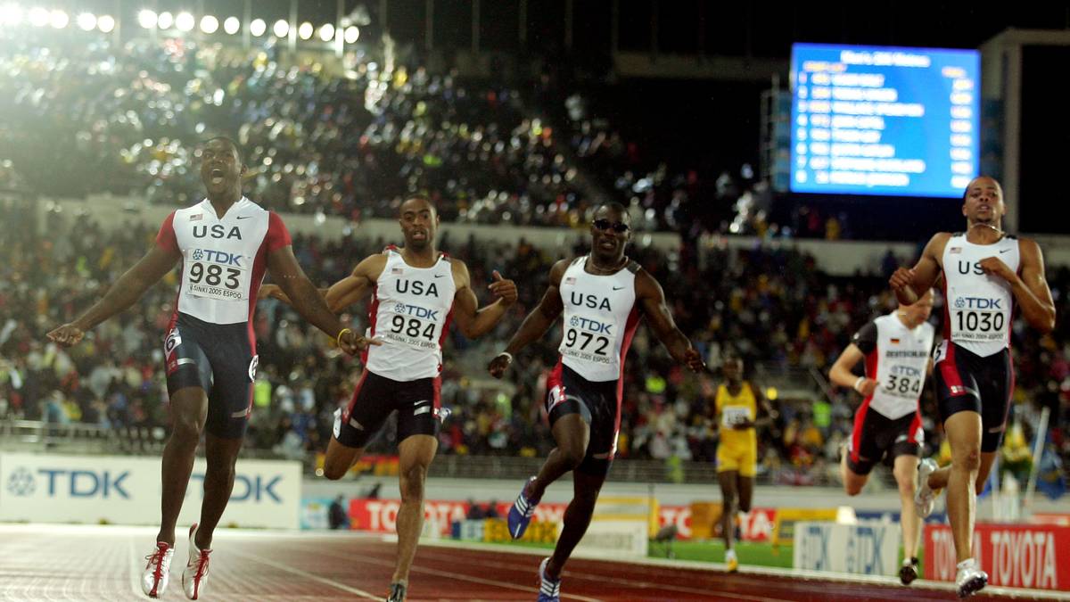 Das erste Duell der beiden Sprint-Giganten im Jahr 2005 ist das bisher deutlichste: Im 200-Meter-Finale der WM in Helsinki sprintet Gatlin bei Regen in 20,04 Sekunden zu Gold. Bolt (h.) verletzt sich 50 Meter vor dem Ziel - und humpelt nach 26,27 Sekunden als Letzter ins Ziel