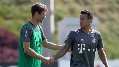 Thomas Müller begrüßt Thiago im Training des FC bayern