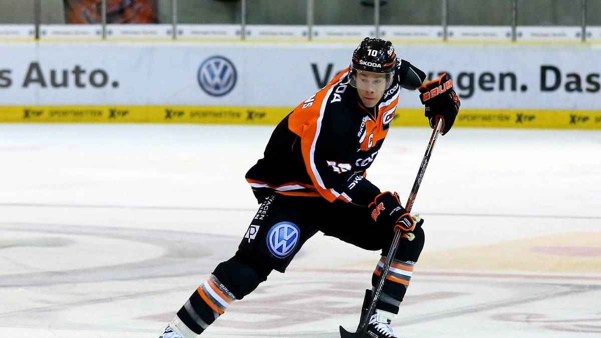 Der US-Amerikaner TYLER HASKINS rast für die Grizzlys Wolfsburg übers Eis - und das schon seit 2010.  Haskins ist Publikumsliebling und seit 2013 Kapitän. Er widersteht lukrativen Abwerbeversuchen und bindet sich bis 2020 an die Niedersachsen