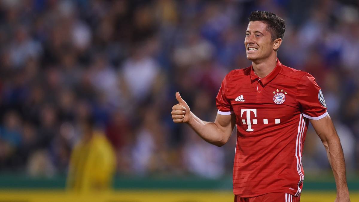 In der 34. Minute ist es aber soweit - "Lewy" macht den Doppelpack. Und weil aller guter Dinge drei sind, schnürt der polnische Stürmer kurz vor der Pause auch noch den Hattrick