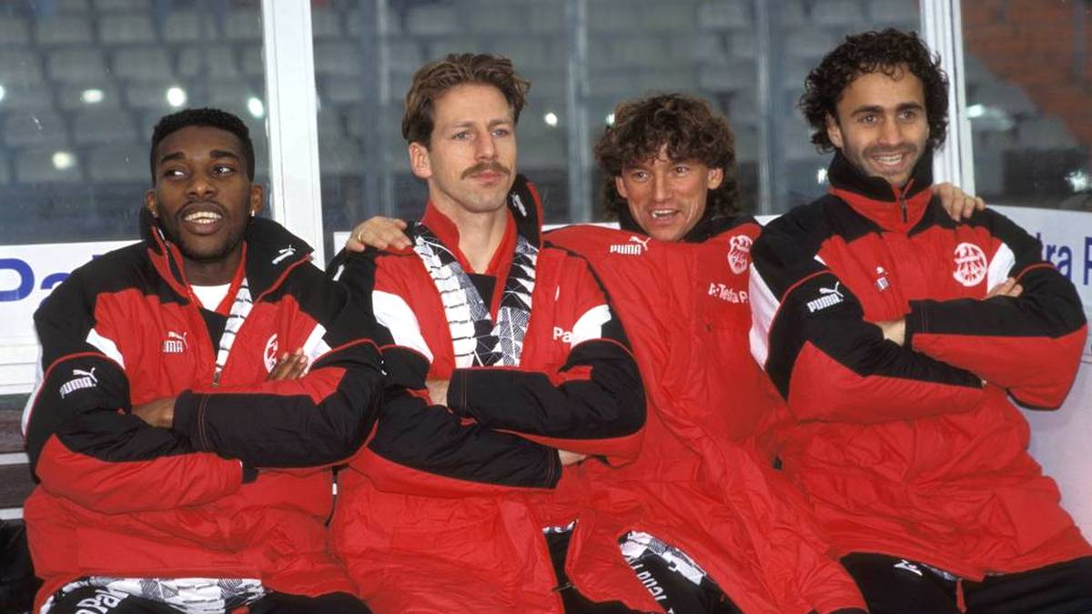 Frankfurter Reservespieler, v.li.: Augustine Okocha, Uwe Bindewald, Ralf Falkenmayer und Maurizio Gaudino 