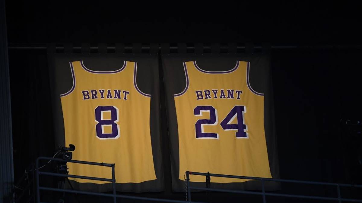 Zusätzlich wurden während der Grammys zwei Trikots mit den legendären Rückennummern von Kobe - 8 und 24 - an die Wand projiziert. Beide Rückennummern werden bei den Lakers nicht mehr vergeben
