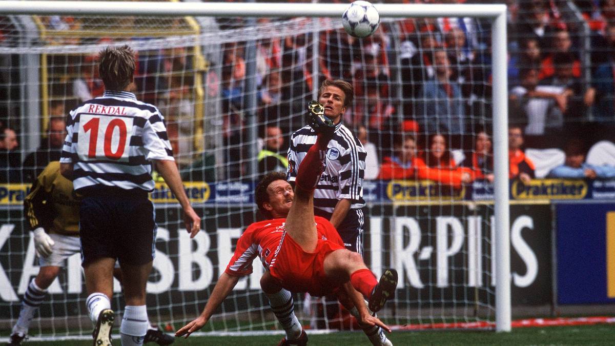 Platz 16: Was für ein Treffer! Olaf Marschall vom 1. FC Kaiserslautern steht 1998 gegen die Hertha mit dem Rücken zum Tor, stoppt den Ball mit der Brust, legt ihn sich mit dem Kopf vor und versenkt per Fallrückzieher
