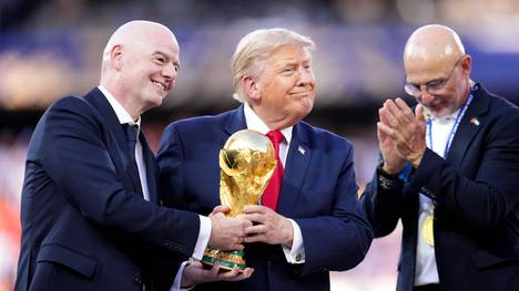 Nach drei Weltmeisterschaften unter Gianni Infantino wächst die Kritik am FIFA-Präsidenten. LaLiga-Boss Javier Tebas spricht sich für einen Wechsel an der Spitze des Weltverbands aus.