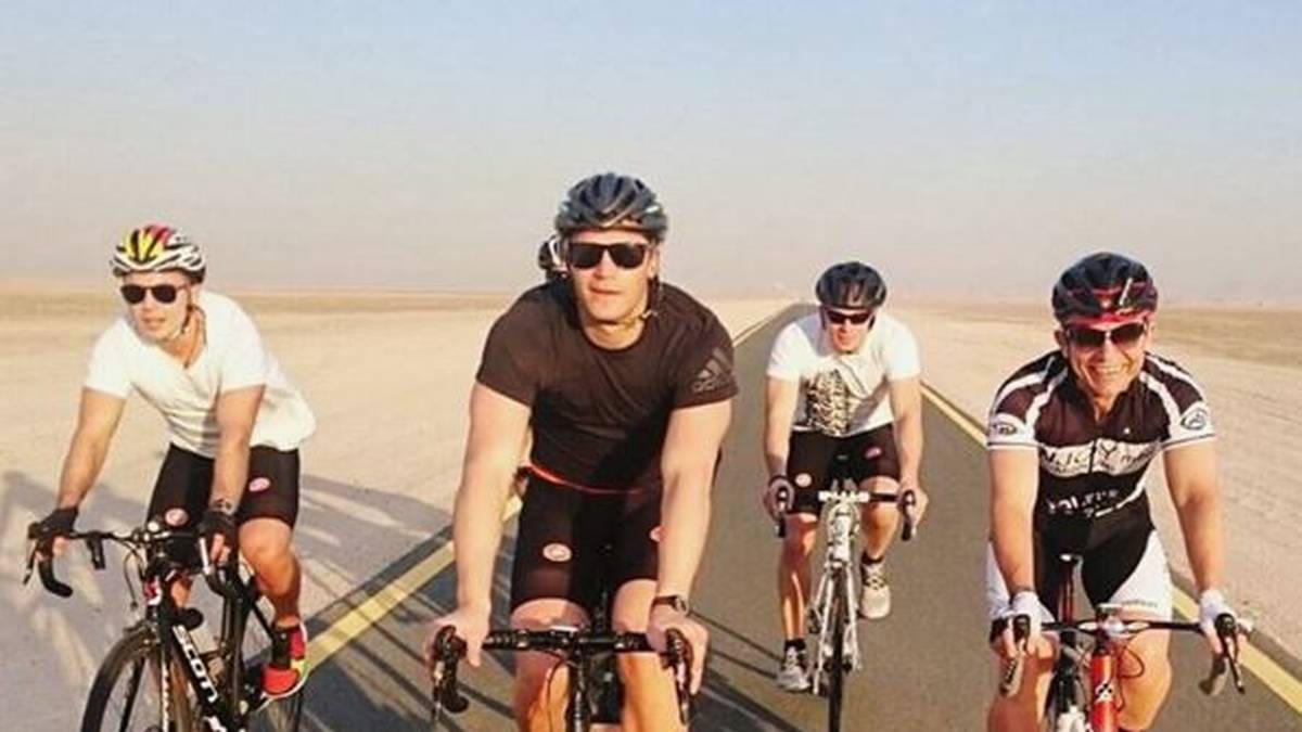 Genauso wie sein Teamkollege Manuel Neuer, der auch beim Radeln durch die Wüste eine gute Figur macht