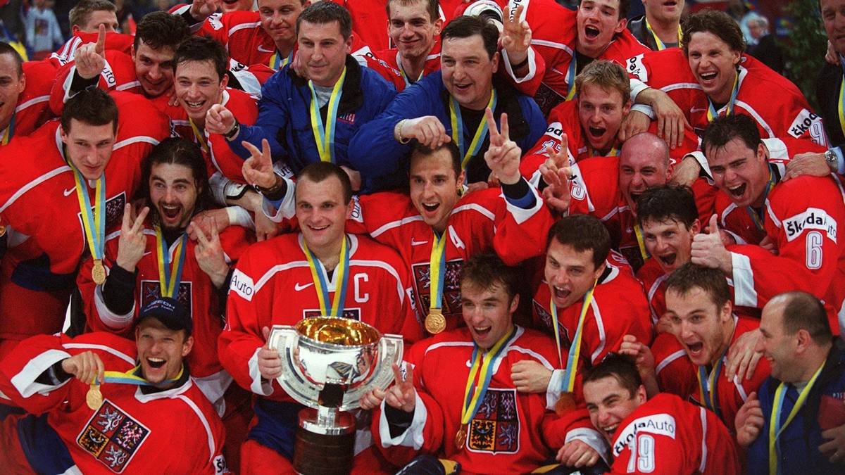 2001, TSCHECHIEN: Die Tschechen gewinnen die WM 2001 in Hannover vor allem wegen ihrem überragenden Flügelspieler David Moravec, der zum wertvollsten Spieler des Turniers (MVP) gewählt wird. Im Finale schlagen sie Deutschland-Bezwinger Finnland mit 3:2 nach Verlängerung