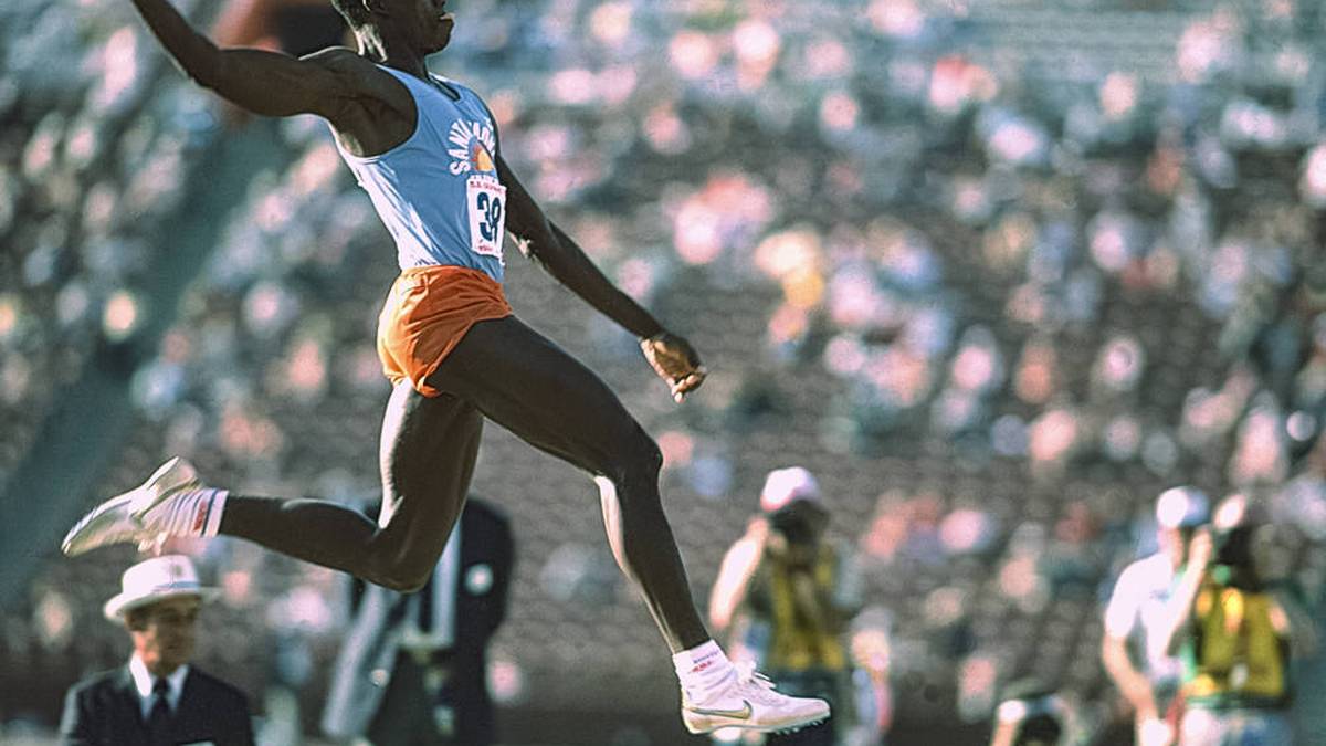 4. Carl Lewis
Zwischen den Jahren 1983 und 1993 trat der US-Amerikaner im Sprint und Weitsprung an. Er gewann achtmal Gold, einmal Silber und einmal Bronze.