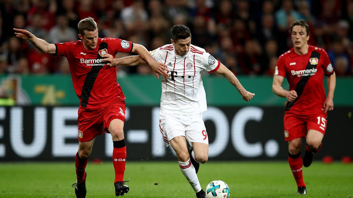 SVEN BENDER: Im Abwehrzentrum wie sein Nebenmann Tah vermehrt überfordert und gegen die flinken Bayern meist einen Schritt zu spät dran - SPORT1-Note: 5