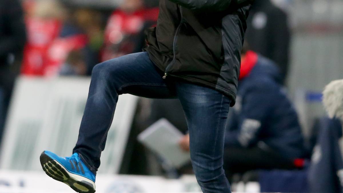 ... und von seinem Vorgänger ersetzt. Von Ahlen hat die schwierige Aufgabe, 1860 aus dem Keller der Zweiten Liga zu führen. Der Ausgang der Geschichte ist bekannt